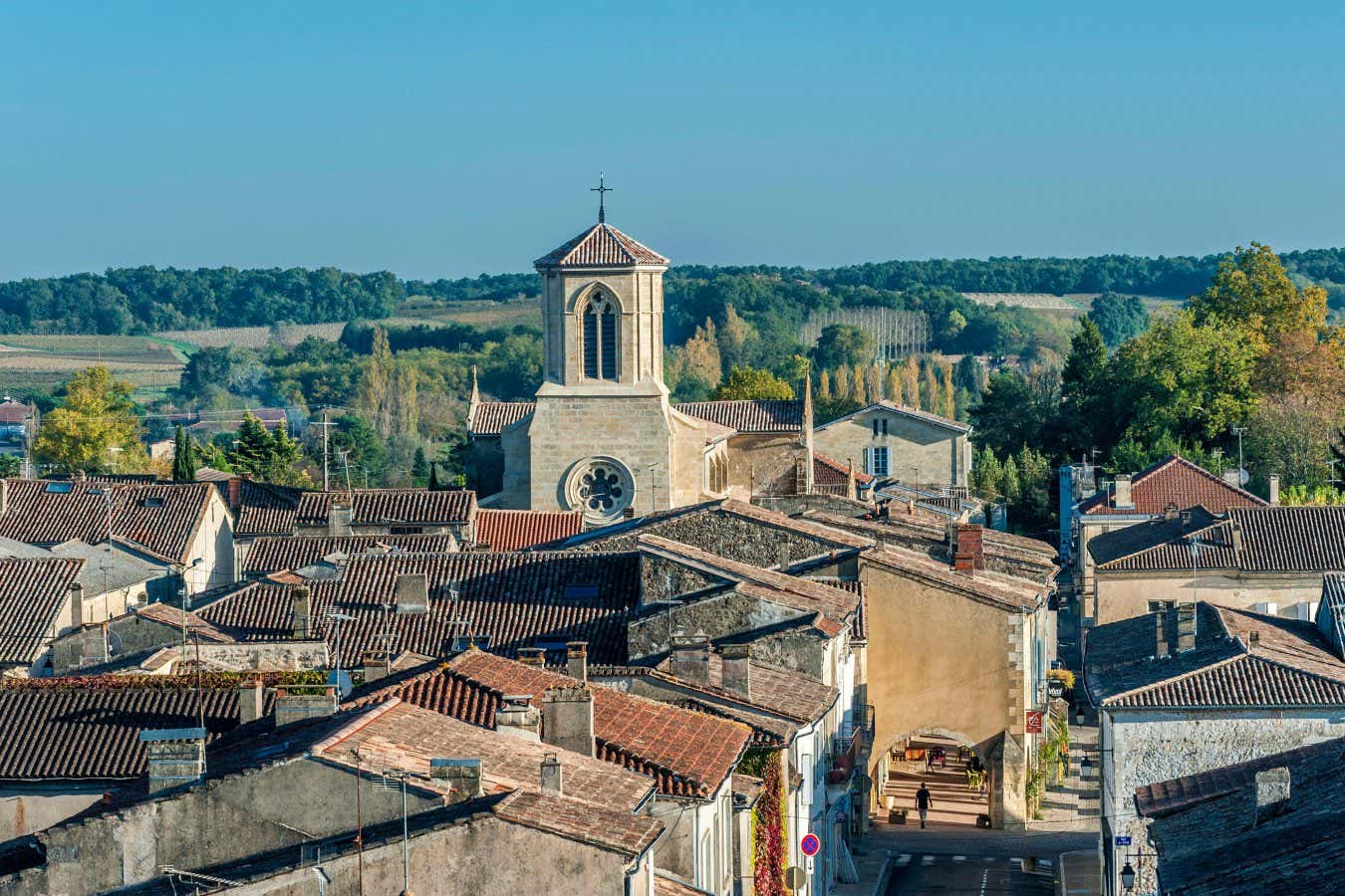 2CC11R0 France, Gironde, center of l'Entre-deux-Mers, bastide of Sauveterre-de-Guyenne (13th century) (Saint James way), semi aerial view with the bell tower